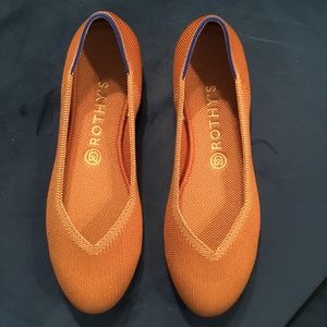Roth’s Flat in color Fawn, like new, size 9